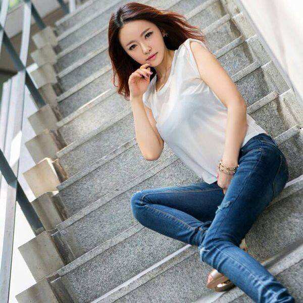 王子文六一带小孩海边游玩 去年曾被曝隐婚生子